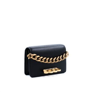 Alexander McQueen Borsa a quattro anelli con mini catena in pelle nera con finiture dorate e tracolla a catena.