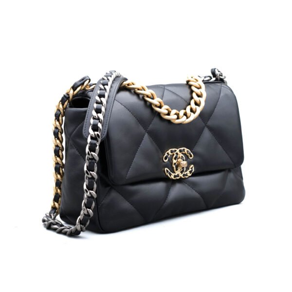 Chanel Borsa Chanel 19 con patta in lussuosa pelle di agnello nera