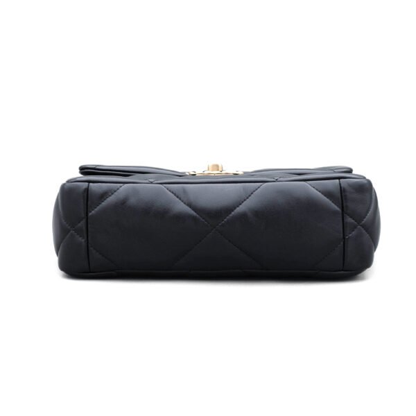 Chanel Borsa Chanel 19 con patta in lussuosa pelle di agnello nera