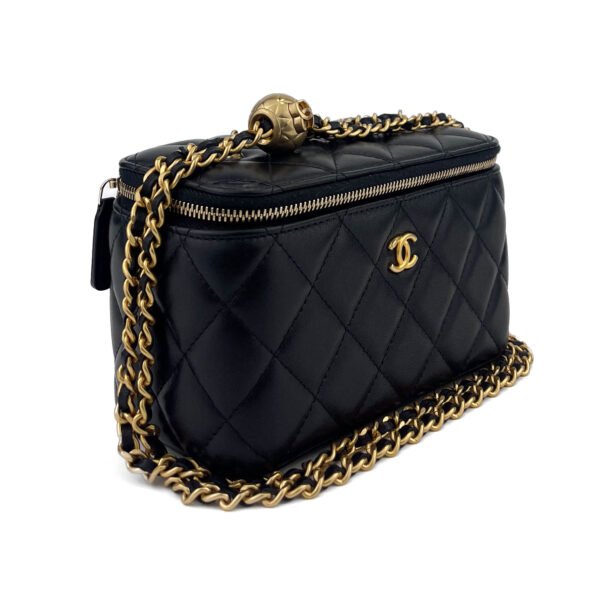 Chanel Borsa Vanity trapuntata Chanel con tracolla a catena in pelle di agnello nera