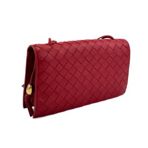 Bottega Veneta Trio Pouch On Strap in pelle Intrecciato rossa con finiture dorate.