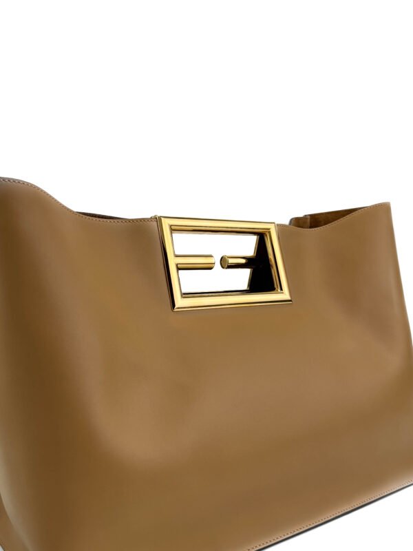 Fendi Tote media Fendi Way con l'iconico manico FF