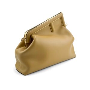 Borsa Fendi First Medium in pelle liscia beige con finiture dorate.