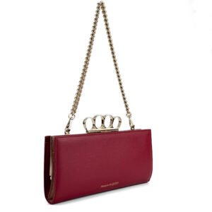 Alexander McQueen Portafoglio in nappa con teschio a quattro anelli e catena in nappa bordeaux con finiture dorate e tracolla a catena.